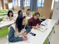 让学生正在材料汇